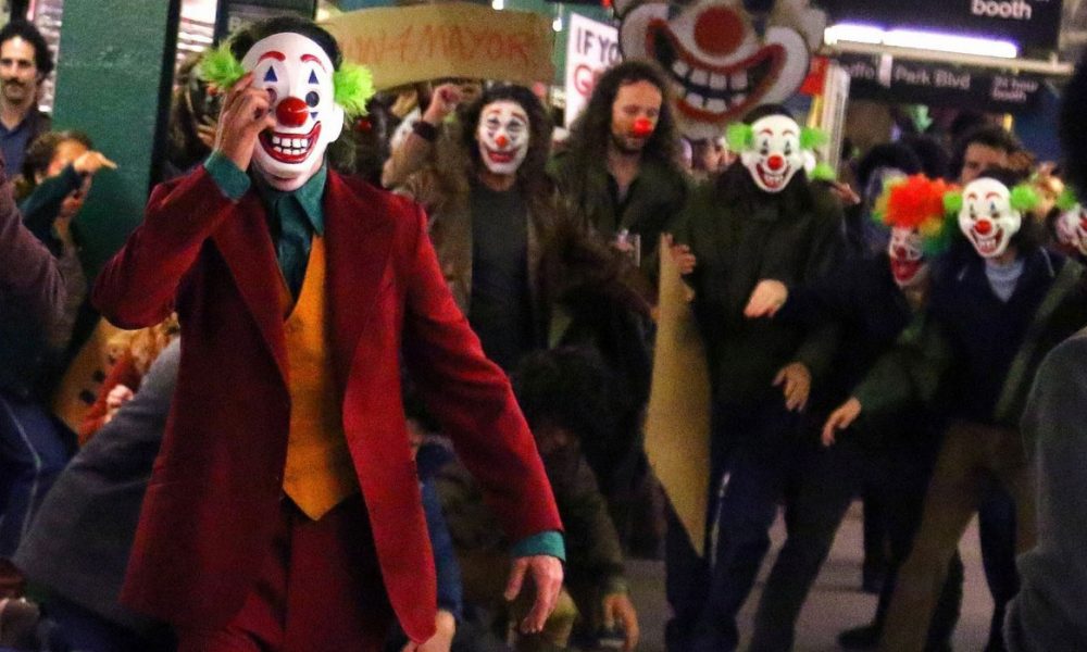 joaquin-phoenix-transforms-into-the-joker-filming-riot-scene-16a-1000x600