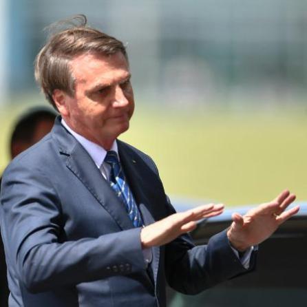 13032020---apos-testar-negativo-para-o-coronavirus-o-presidente-jair-bolsonaro-conversa-com-apoiadores-em-frente-ao-palacio-do-planalto-1584131366904_v2_450x450